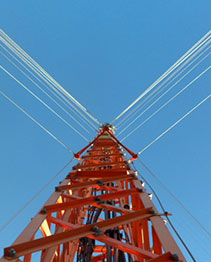 Torre metálica estaiada