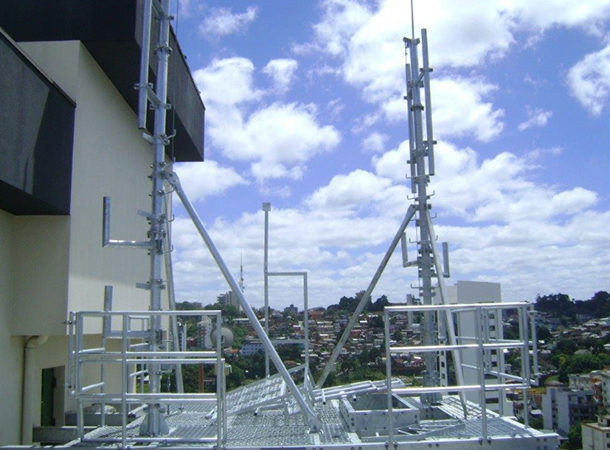 Torre metálica instalada topo de prédio